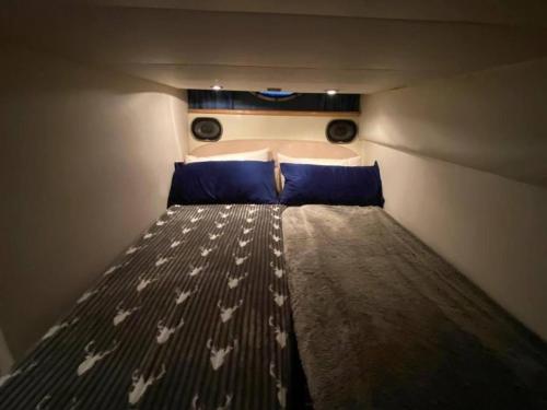 Ένα ή περισσότερα κρεβάτια σε δωμάτιο στο Romantic 3Beds Yacht Escape on Thames