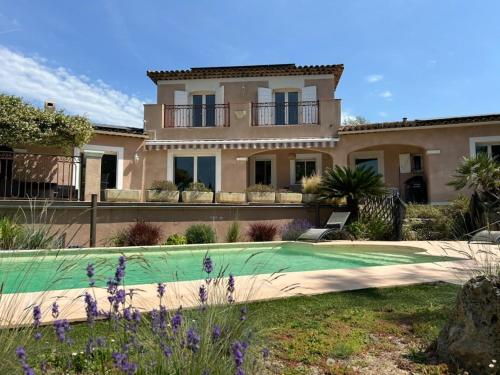 une grande maison avec un jardin devant dans l'établissement Villa swimmingpool 5min walk from Valbonne village, à Valbonne