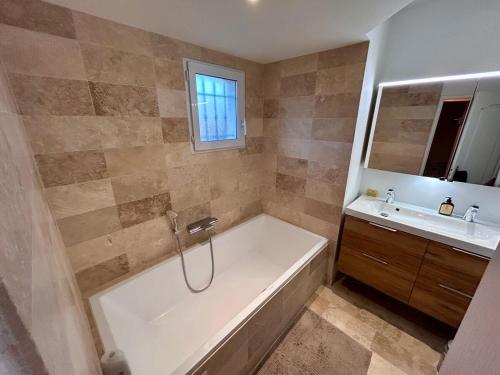 une salle de bain avec une baignoire et un lavabo dans l'établissement Villa swimmingpool 5min walk from Valbonne village, à Valbonne