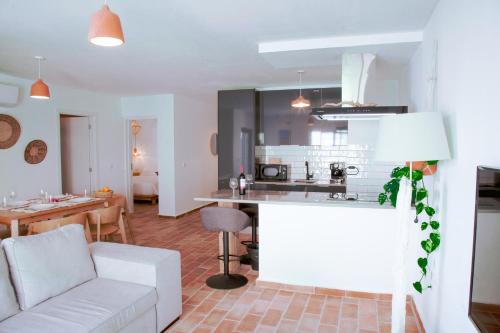 a living room with a couch and a kitchen at Mar-Ria 6 in Fuzeta