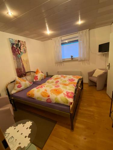 a small bedroom with a bed and a couch at Zimmer 1 inkl eigenem Bad und Parkplatz in Waldböckelheim