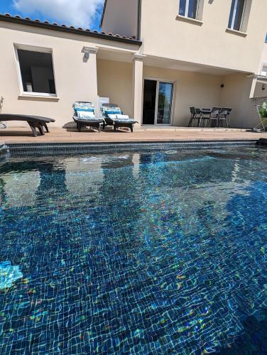 Villa with air-conditioned pool, 15 minutes from beaches and Montpellier