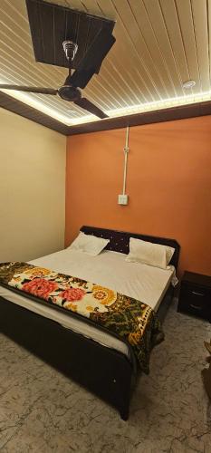 Postel nebo postele na pokoji v ubytování Guru kripa resort