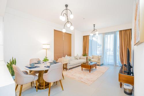 Escape24 Elegant 2BR with Canal view near Safa Park