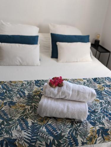 une pile de serviettes posée sur un lit dans l'établissement Villa with air-conditioned pool, 15 minutes from beaches and Montpellier, à Fabrègues