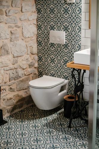 Ένα μπάνιο στο Bliss Stone House in Hvar with private padel court