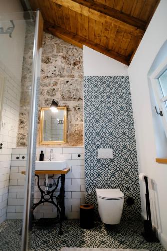 Ένα μπάνιο στο Bliss Stone House in Hvar with private padel court