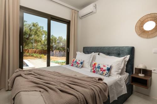 Giường trong phòng chung tại "Pipinos" The eternity trees villa by "Elite"