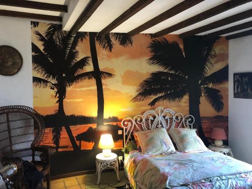 - une chambre avec un lit orné d'une peinture de palmiers dans l'établissement Maison familiale vue mer, à Grosseto-Prugna