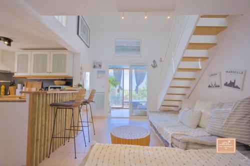 un salon avec un canapé et une cuisine dans l'établissement Cap sur le Soleil, à Saint-Mandrier-sur-Mer