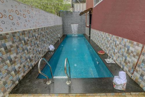 an empty swimming pool in a building at Ludo Private Pool Villa, WiFi-Caretaker-Parking, North Goa in Baga