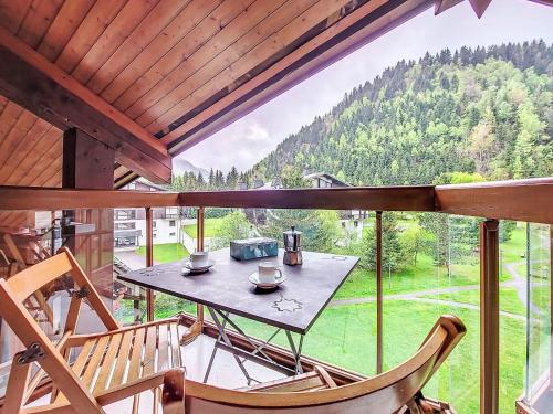 - une table et des chaises sur le balcon d'une cabine dans l'établissement Apartment Pierres Blanches F et H-10 by Interhome, à Le Cugnon