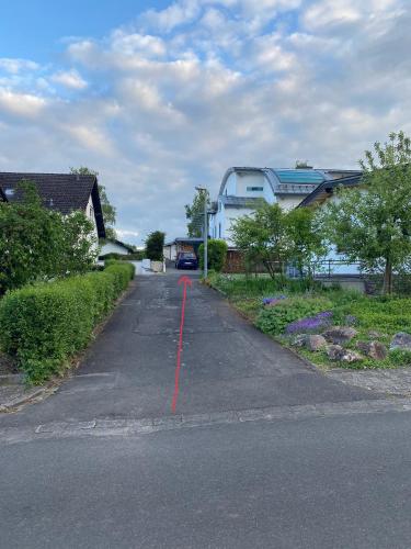 a road with a red line next to a house at Zimmer 2 inkl eigenem Bad in Waldböckelheim