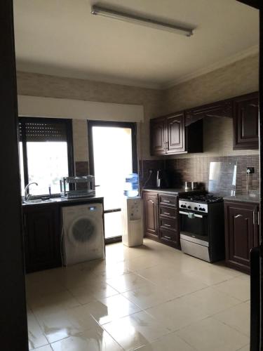 アンマンにあるشقه مفروشه للايجار أطلالة بانوراما مطلة على شارع الأردنのギャラリーの写真