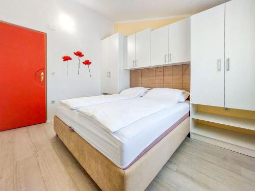 Postel nebo postele na pokoji v ubytování Apartment Marija-3 by Interhome