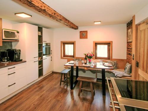 Kuchyňa alebo kuchynka v ubytovaní Holiday Home Hochzillertalblick by Interhome