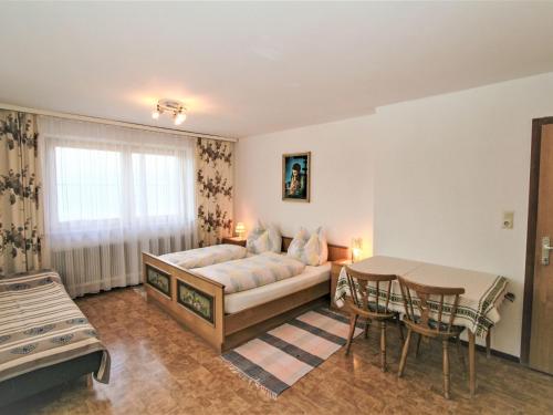 salon z kanapą i stołem w obiekcie Apartment Jägerhof-1 by Interhome w mieście Hochpillberg
