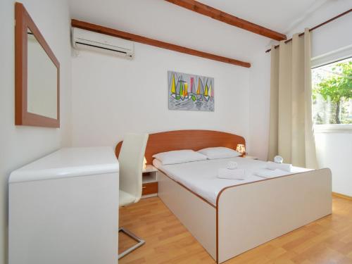 una camera da letto bianca con un letto e una finestra di Holiday Home Karmela by Interhome a Vodice