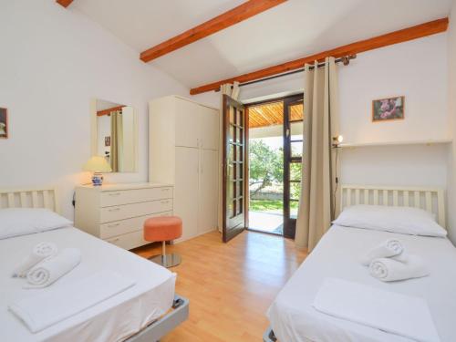 una camera da letto con due letti e uno specchio di Holiday Home Karmela by Interhome a Vodice