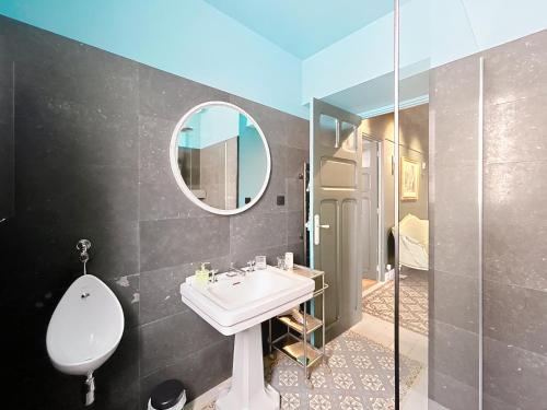 une salle de bain avec un lavabo et un miroir dans l'établissement Vega, à Cannes