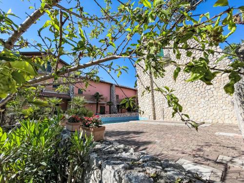 Το κτήριο όπου στεγάζεται  η παραθεριστική κατοικία