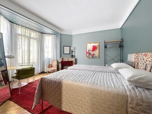 une chambre avec un grand lit et un bureau dans l'établissement Vega, à Cannes