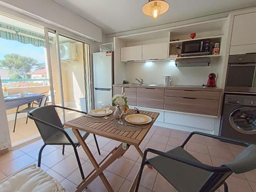 une cuisine avec une table et des chaises dans une cuisine dans l'établissement Apartment Résidence Villa Toscane by Interhome, à Saint-Raphaël