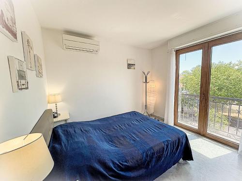 une chambre avec un lit et une grande fenêtre dans l'établissement Apartment Le Rabelais-1 by Interhome, à Saint-Aygulf