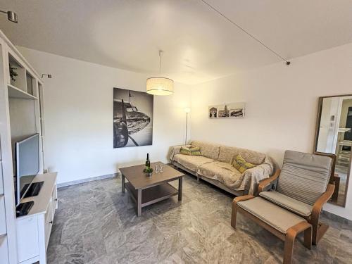 un salon avec un canapé et une table dans l'établissement Apartment Le Rabelais-1 by Interhome, à Saint-Aygulf