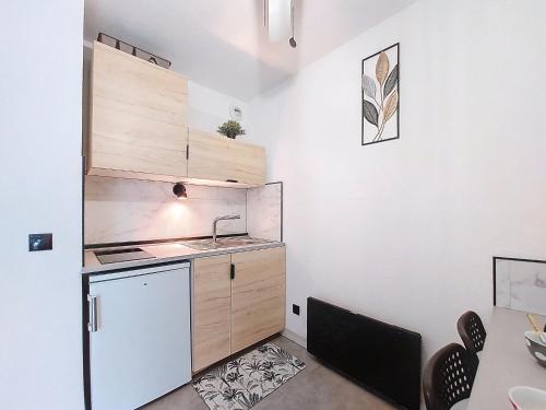 une petite cuisine avec un évier et un réfrigérateur dans l'établissement Apartment Les Flamants Roses-5 by Interhome, à La Grande Motte