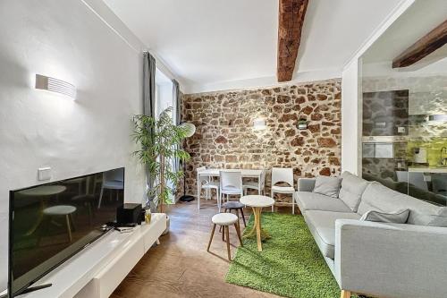 un salon avec un canapé et une télévision dans l'établissement Modern 1BR FLAT IN CANNES CENTER Prime location, à Cannes
