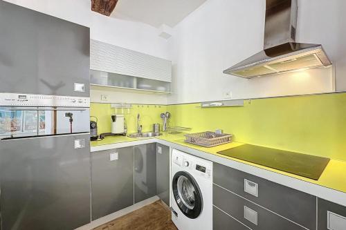 une cuisine avec une machine à laver et un lave-linge dans l'établissement Modern 1BR FLAT IN CANNES CENTER Prime location, à Cannes
