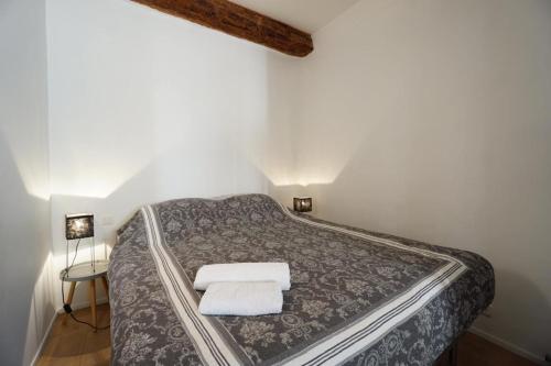 une chambre avec un lit avec deux serviettes dessus dans l'établissement Modern 1BR FLAT IN CANNES CENTER Prime location, à Cannes
