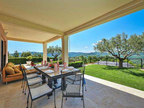 un tavolo e sedie su un patio con vista di Villa Villa Over the Hilltop by Interhome a Bencani