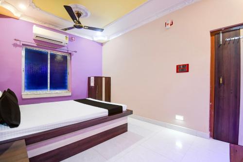 a bedroom with a bed with a ceiling fan at Hotel O MANTRA in Krishnanagar