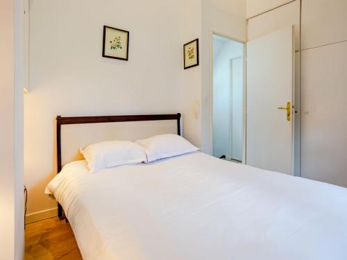 une chambre avec un grand lit blanc avec deux oreillers dans l'établissement Holiday Home Domaine de Clairefontaine-2 by Interhome, à Deauville