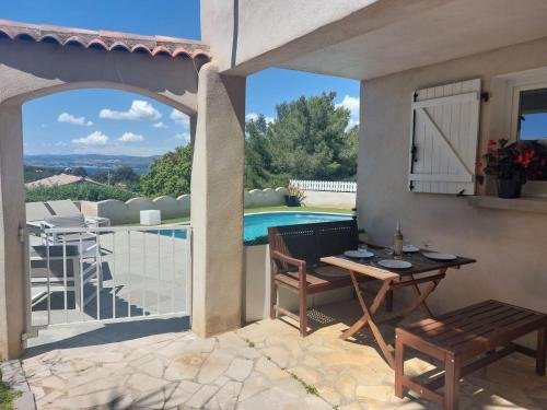 un patio avec une table et des chaises et une piscine dans l'établissement Apartment Appartement Bleu Azur by Interhome, à Six-Fours-les-Plages