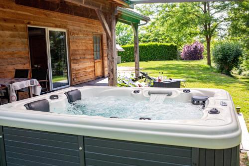 Imagen de la galería de Chalet Cèdre - Les Chalets de Barruérot - Spa jacuzzi privatif, en Peyrusse-Grande