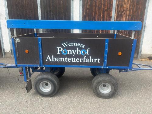 a small blue cart with a sign on it at Ferienhaus Spielburg in Altötting
