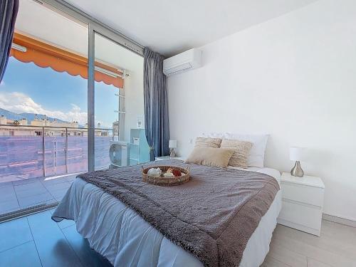une chambre avec un lit et une grande fenêtre dans l'établissement Apartment Le Bonaparte-2 by Interhome, à Roquebrune-Cap-Martin
