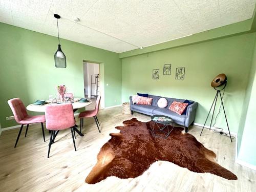 a living room with a couch and a table at Familien Apartment inkl Spielecke nähe Pullman City Westernstadt in Hasselfelde