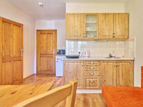 Kuchyň nebo kuchyňský kout v ubytování Apartment Koreff-4 by Interhome