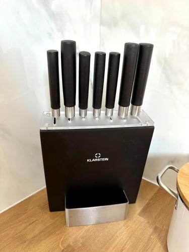 a black knife block sitting on top of a table at Familien Apartment inkl Spielecke nähe Pullman City Westernstadt in Hasselfelde