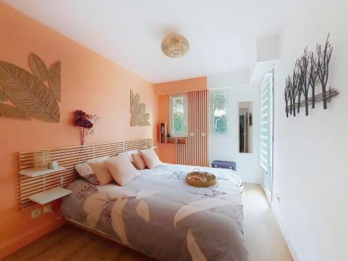 - une chambre avec un lit et un bol dans l'établissement Apartment New Beach-2 by Interhome, à Roquebrune-Cap-Martin