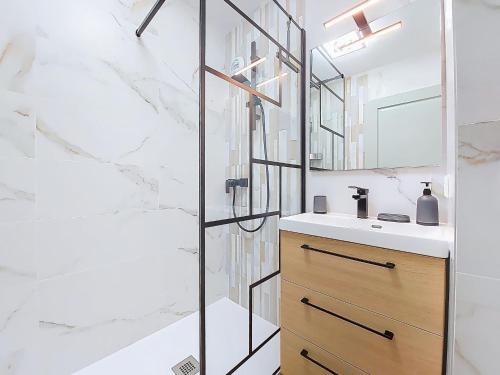 une salle de bain avec un lavabo et un miroir dans l'établissement Apartment New Beach-2 by Interhome, à Roquebrune-Cap-Martin