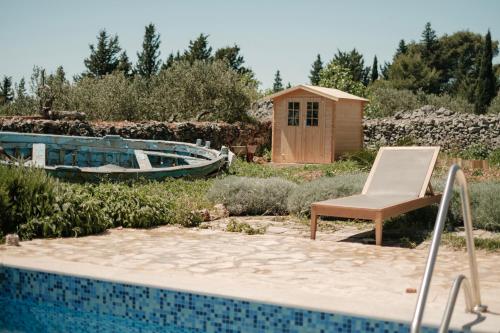 Πισίνα στο ή κοντά στο Bliss Stone House in Hvar with private padel court