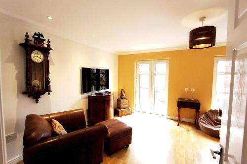 Μια τηλεόραση ή/και κέντρο ψυχαγωγίας στο Immaculate 4BD Family Home in Lee on the Solent