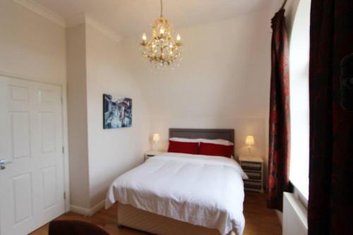 Ένα ή περισσότερα κρεβάτια σε δωμάτιο στο Immaculate 4BD Family Home in Lee on the Solent