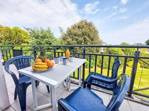 - une table avec des fruits sur le balcon dans l'établissement Apartment Les Demeures du Parc by Interhome, à Sarzeau