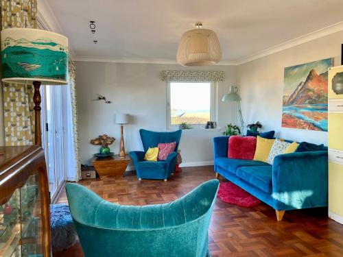 Χώρος καθιστικού στο Mid-Century Gem Steps from the Beach